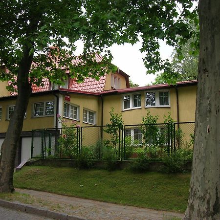 Hotel Pod Platanami Trzebnica Esterno foto