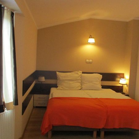 Hotel Pod Platanami Trzebnica Esterno foto