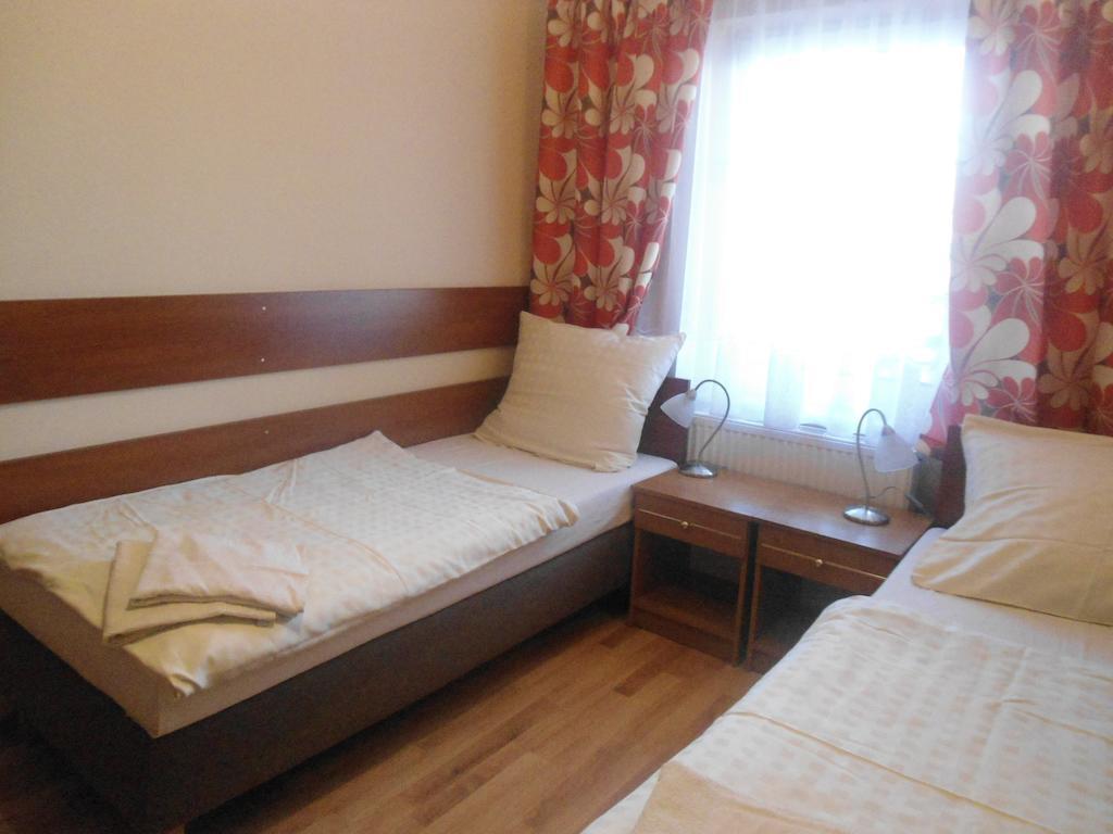 Hotel Pod Platanami Trzebnica Camera foto
