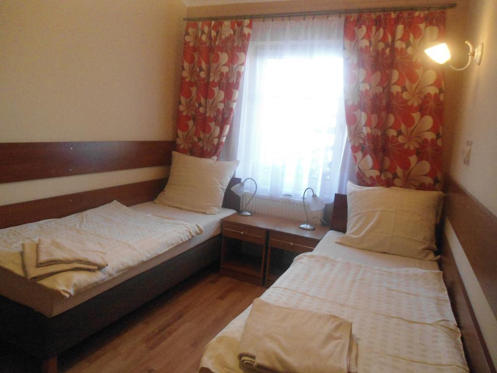 Hotel Pod Platanami Trzebnica Esterno foto