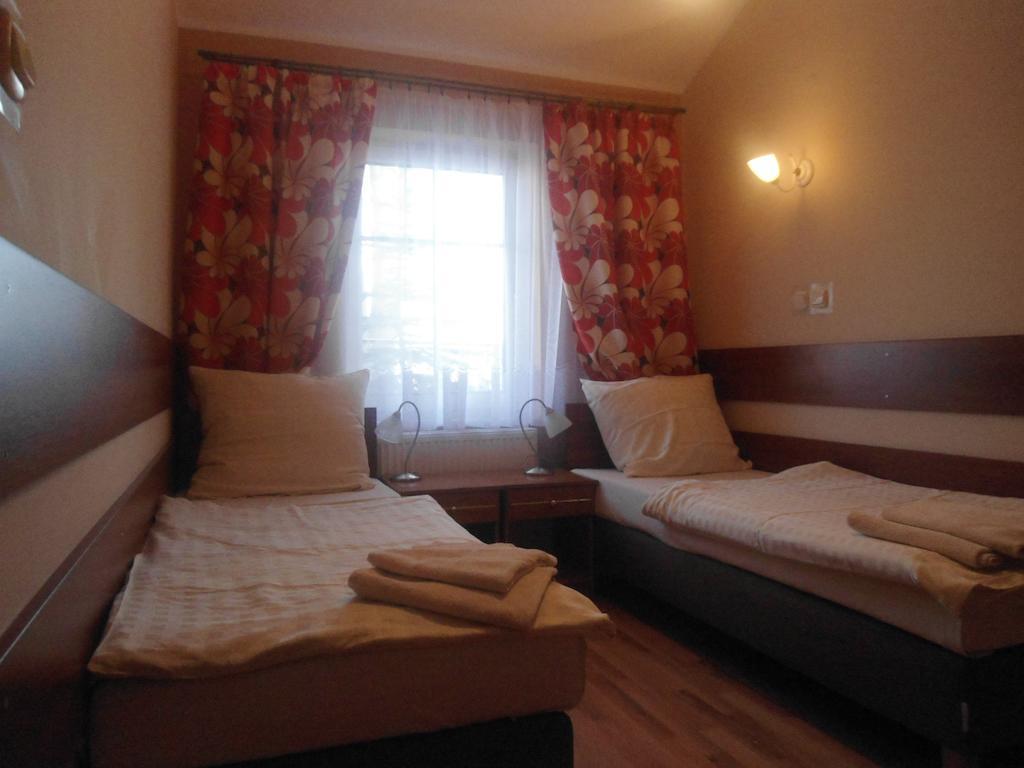 Hotel Pod Platanami Trzebnica Esterno foto