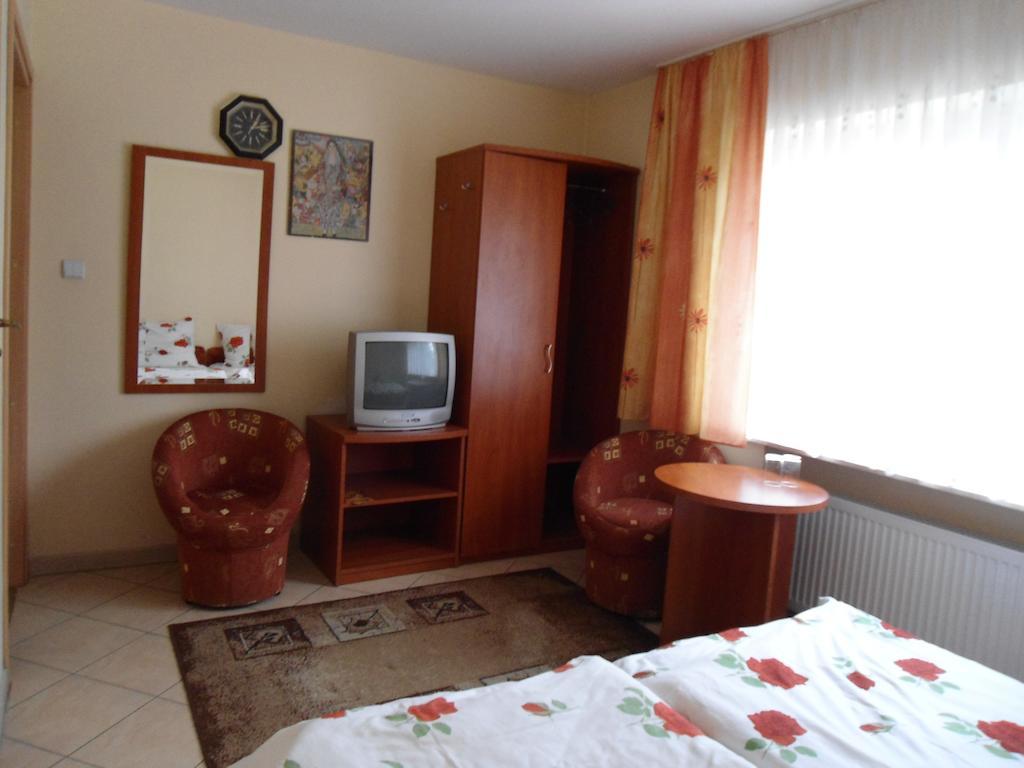 Hotel Pod Platanami Trzebnica Esterno foto