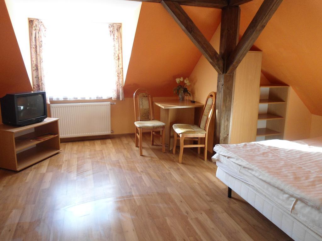 Hotel Pod Platanami Trzebnica Camera foto