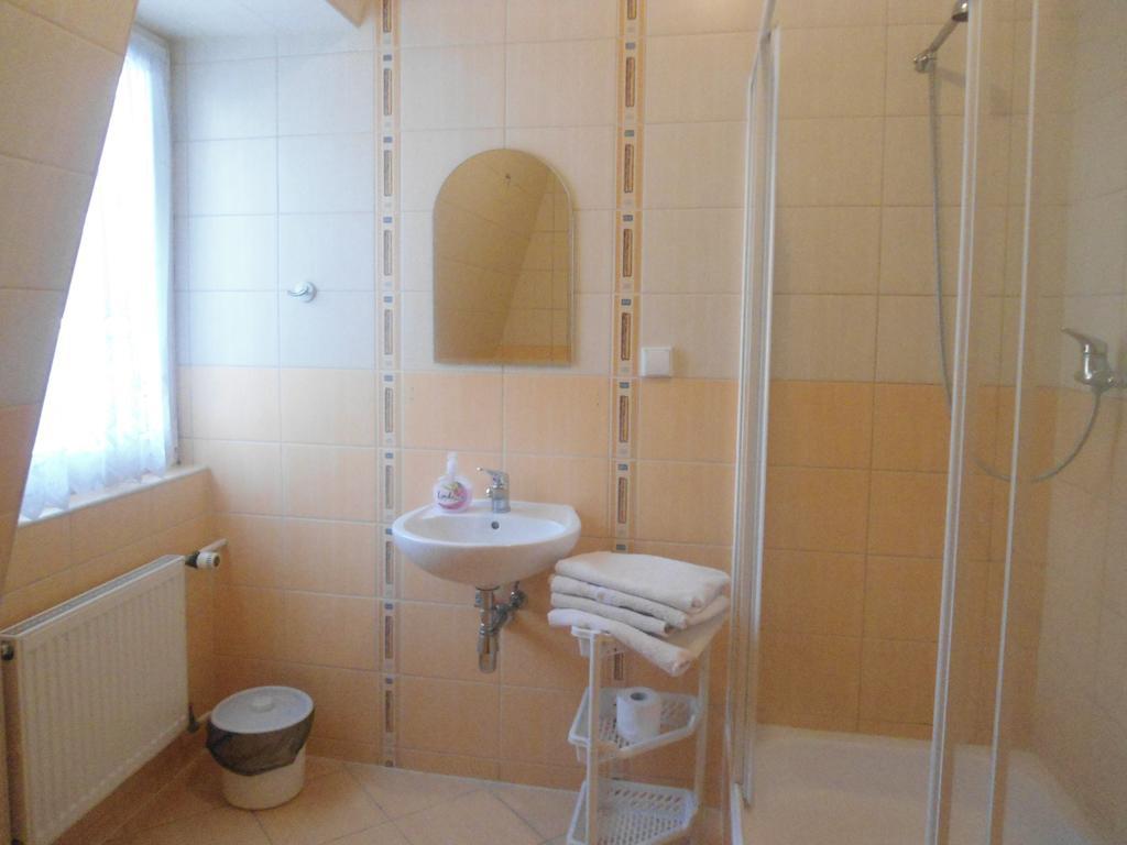 Hotel Pod Platanami Trzebnica Camera foto