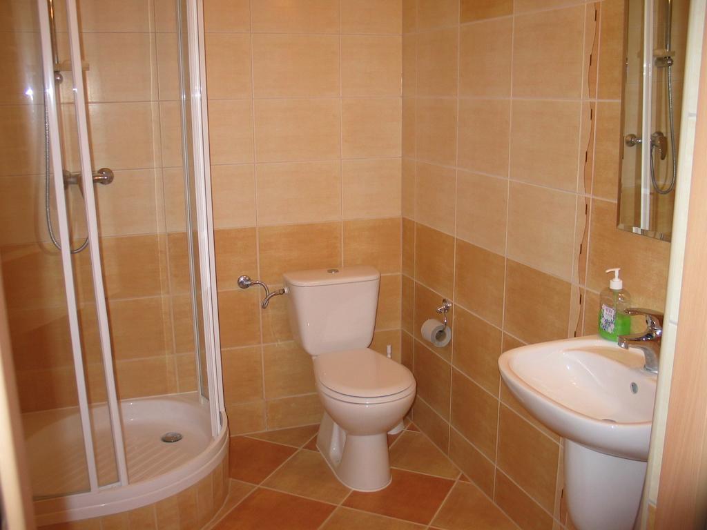 Hotel Pod Platanami Trzebnica Esterno foto