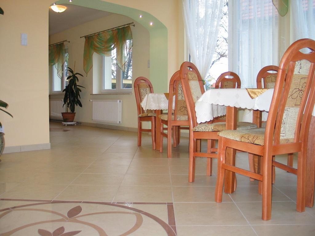 Hotel Pod Platanami Trzebnica Esterno foto