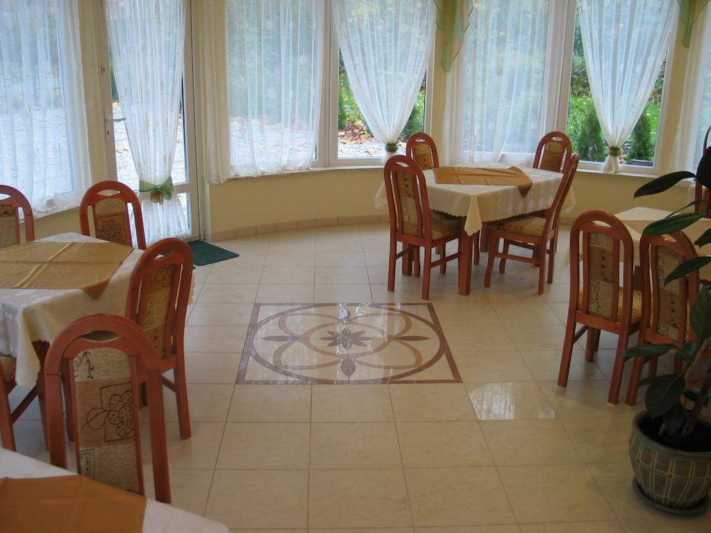 Hotel Pod Platanami Trzebnica Esterno foto