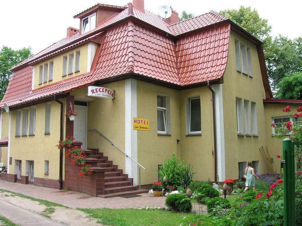 Hotel Pod Platanami Trzebnica Esterno foto