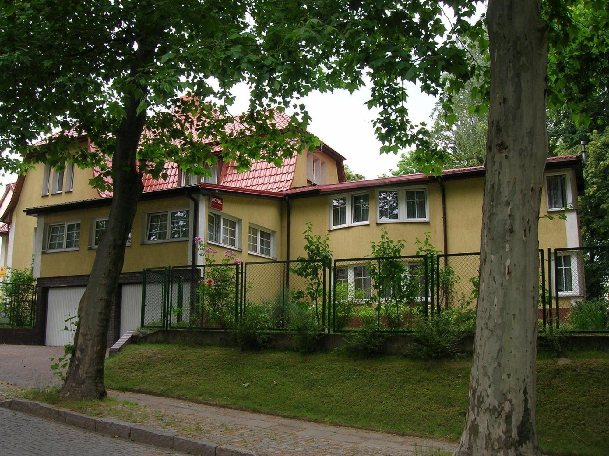 Hotel Pod Platanami Trzebnica Esterno foto