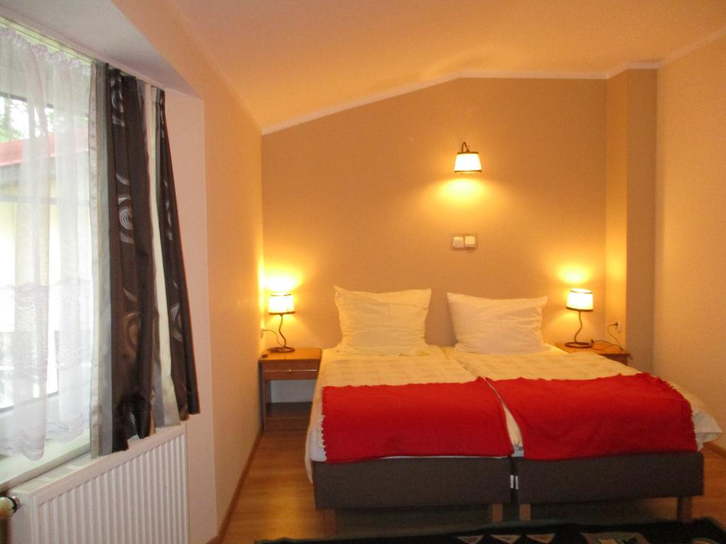 Hotel Pod Platanami Trzebnica Esterno foto