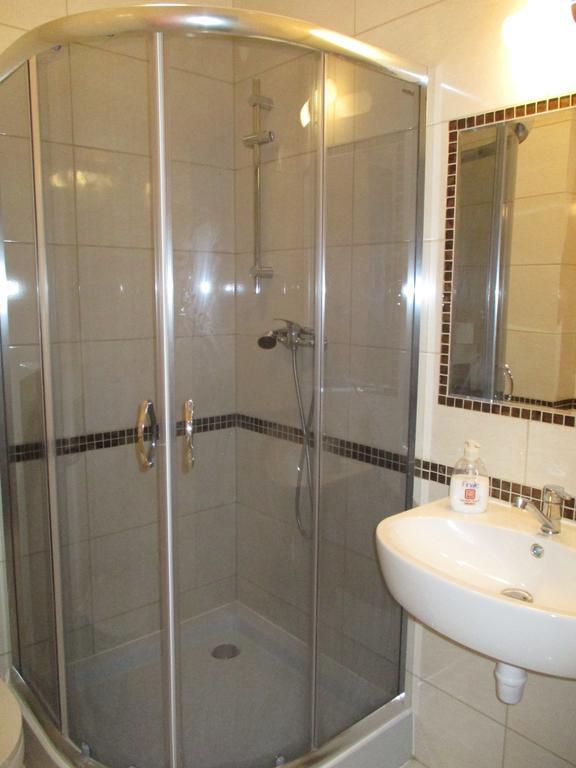 Hotel Pod Platanami Trzebnica Esterno foto