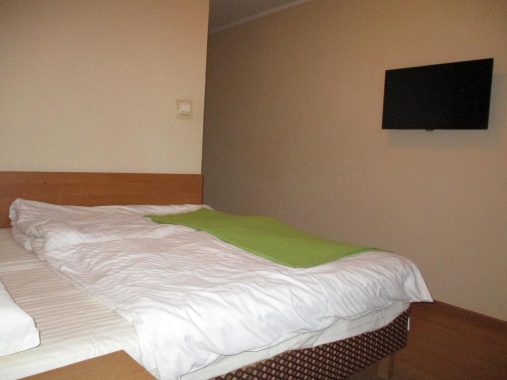 Hotel Pod Platanami Trzebnica Esterno foto