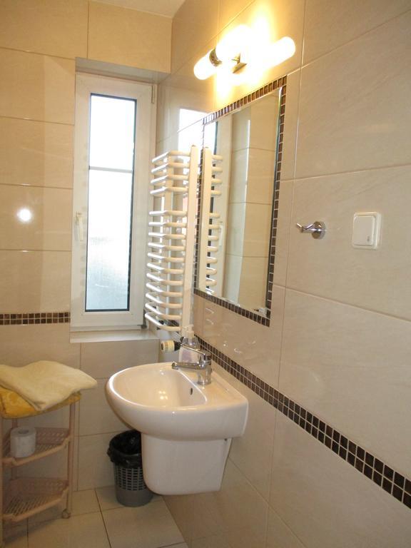 Hotel Pod Platanami Trzebnica Esterno foto