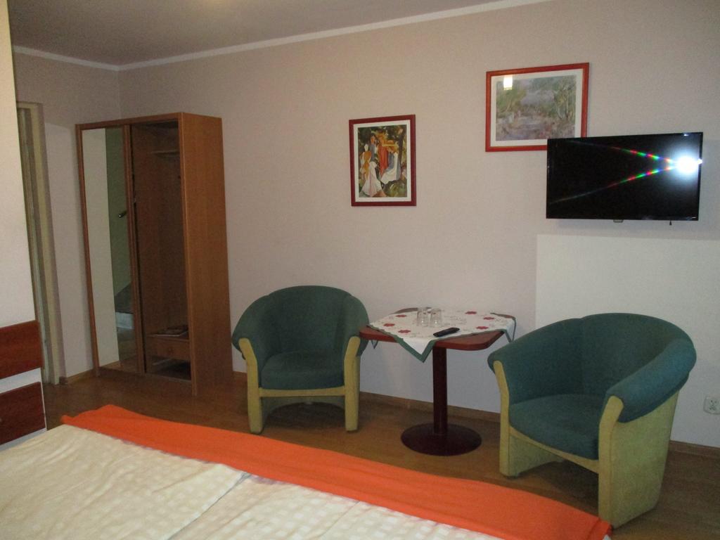 Hotel Pod Platanami Trzebnica Esterno foto