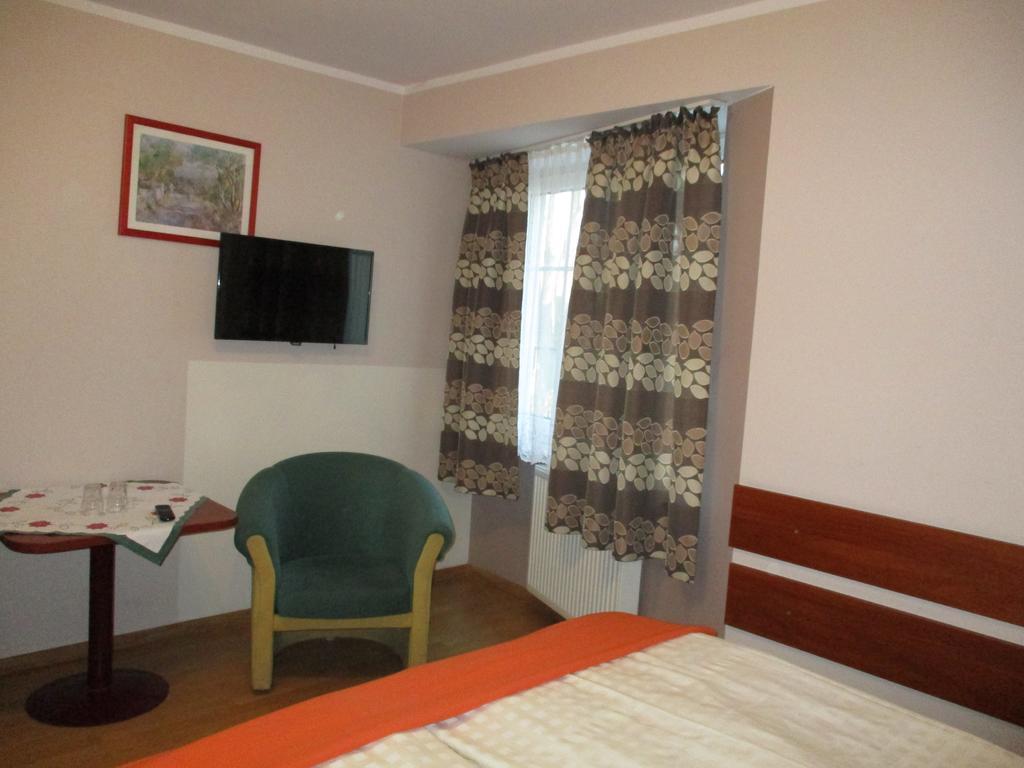 Hotel Pod Platanami Trzebnica Esterno foto