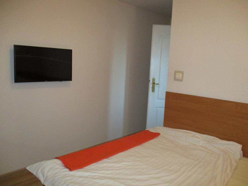 Hotel Pod Platanami Trzebnica Esterno foto