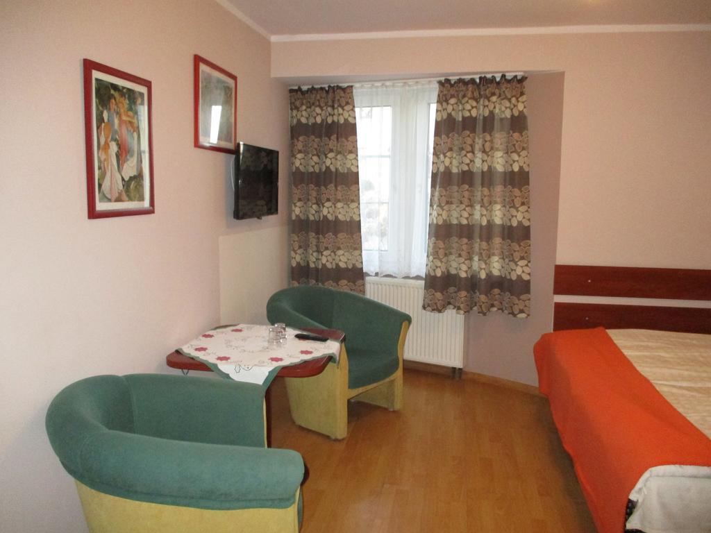 Hotel Pod Platanami Trzebnica Esterno foto