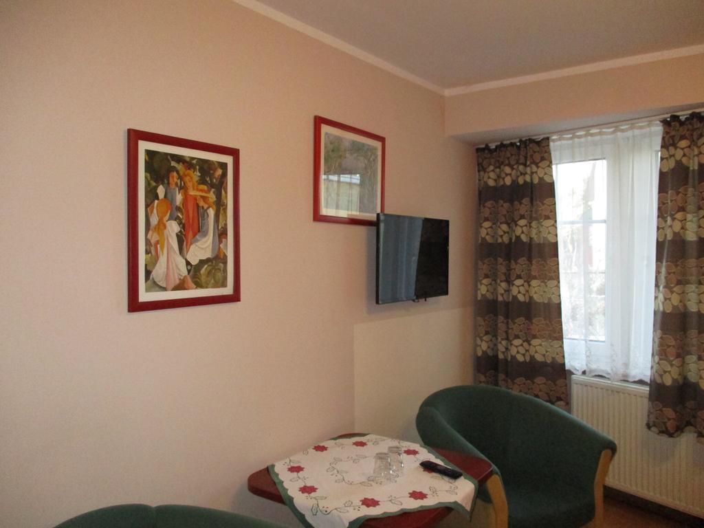 Hotel Pod Platanami Trzebnica Esterno foto