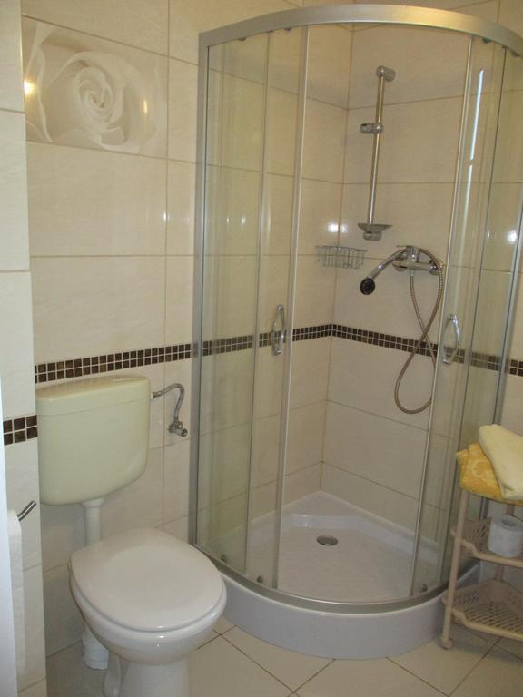 Hotel Pod Platanami Trzebnica Esterno foto