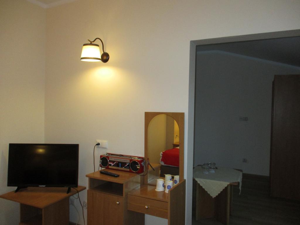Hotel Pod Platanami Trzebnica Esterno foto