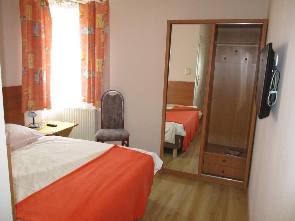 Hotel Pod Platanami Trzebnica Esterno foto