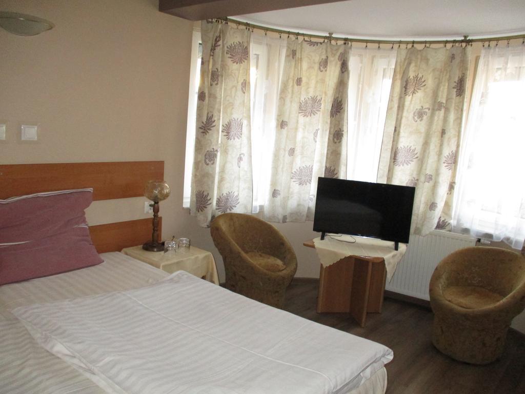 Hotel Pod Platanami Trzebnica Esterno foto