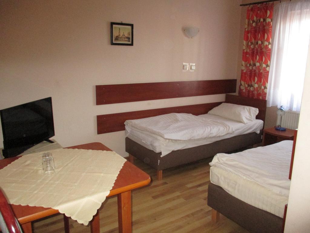 Hotel Pod Platanami Trzebnica Esterno foto