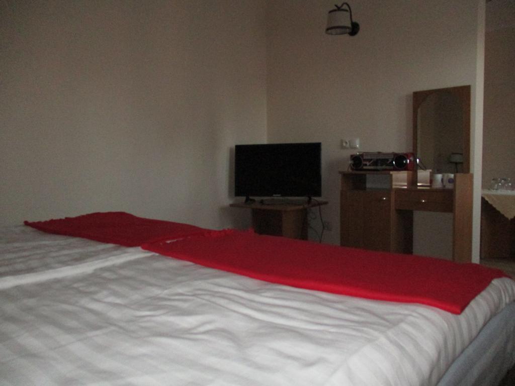 Hotel Pod Platanami Trzebnica Esterno foto