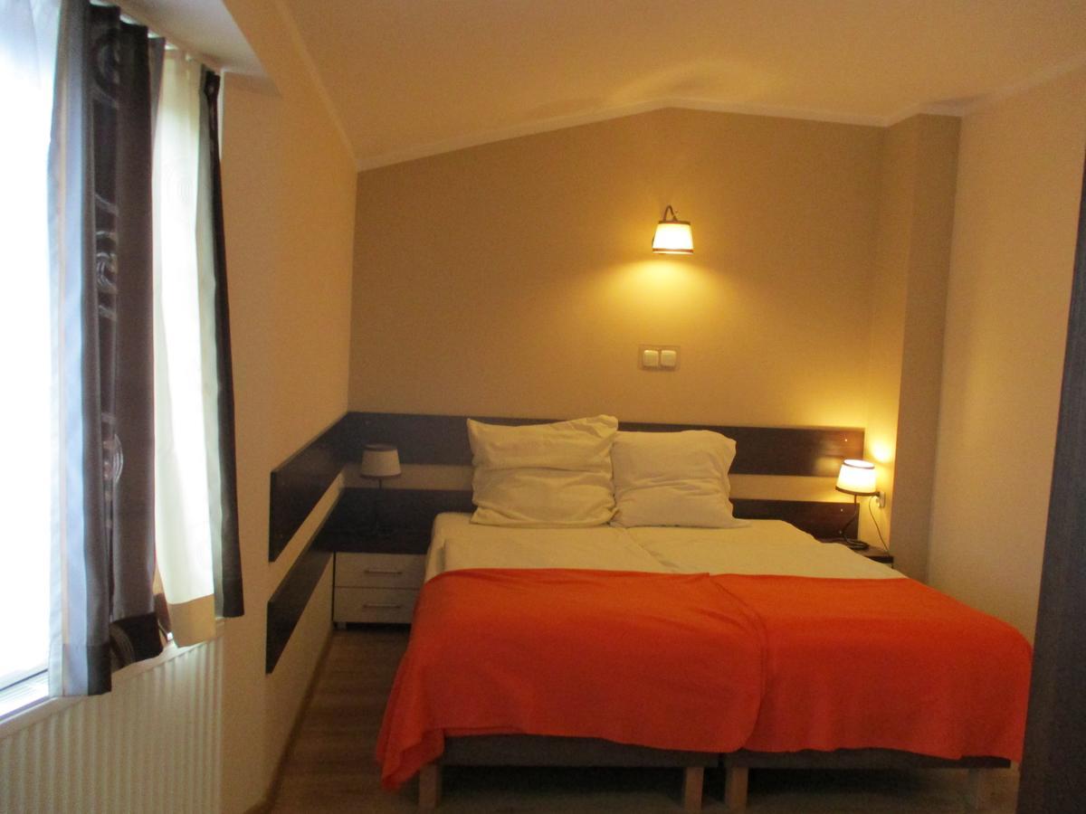 Hotel Pod Platanami Trzebnica Esterno foto