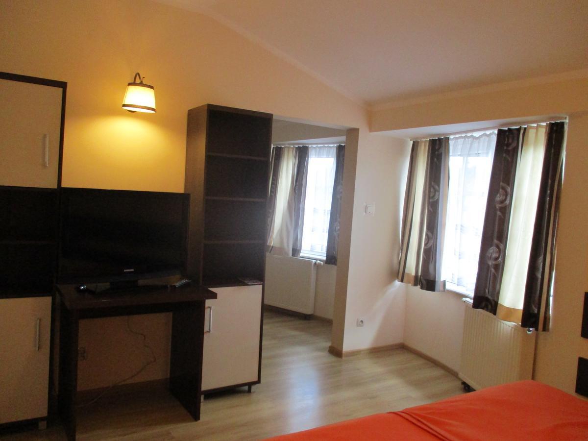 Hotel Pod Platanami Trzebnica Esterno foto
