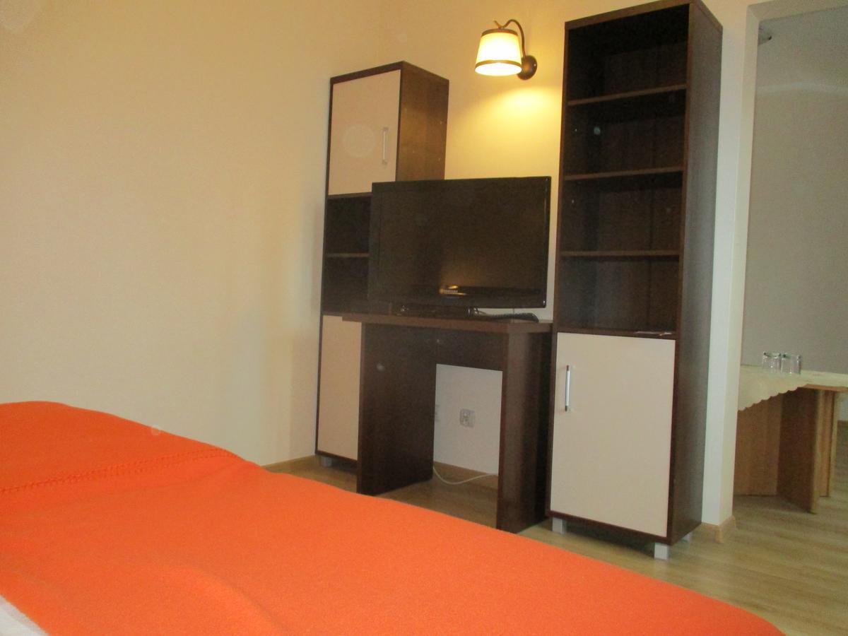 Hotel Pod Platanami Trzebnica Esterno foto