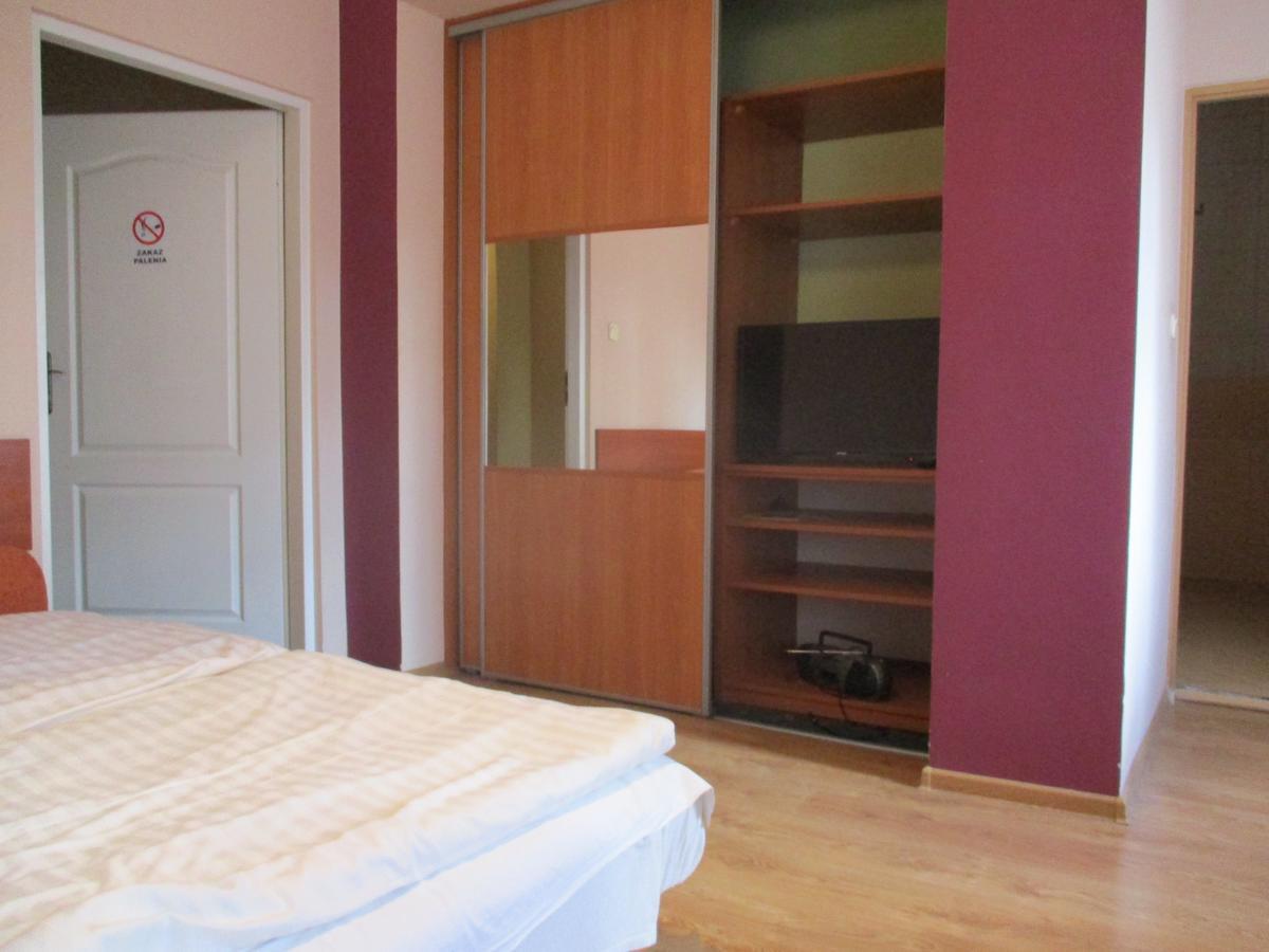 Hotel Pod Platanami Trzebnica Esterno foto