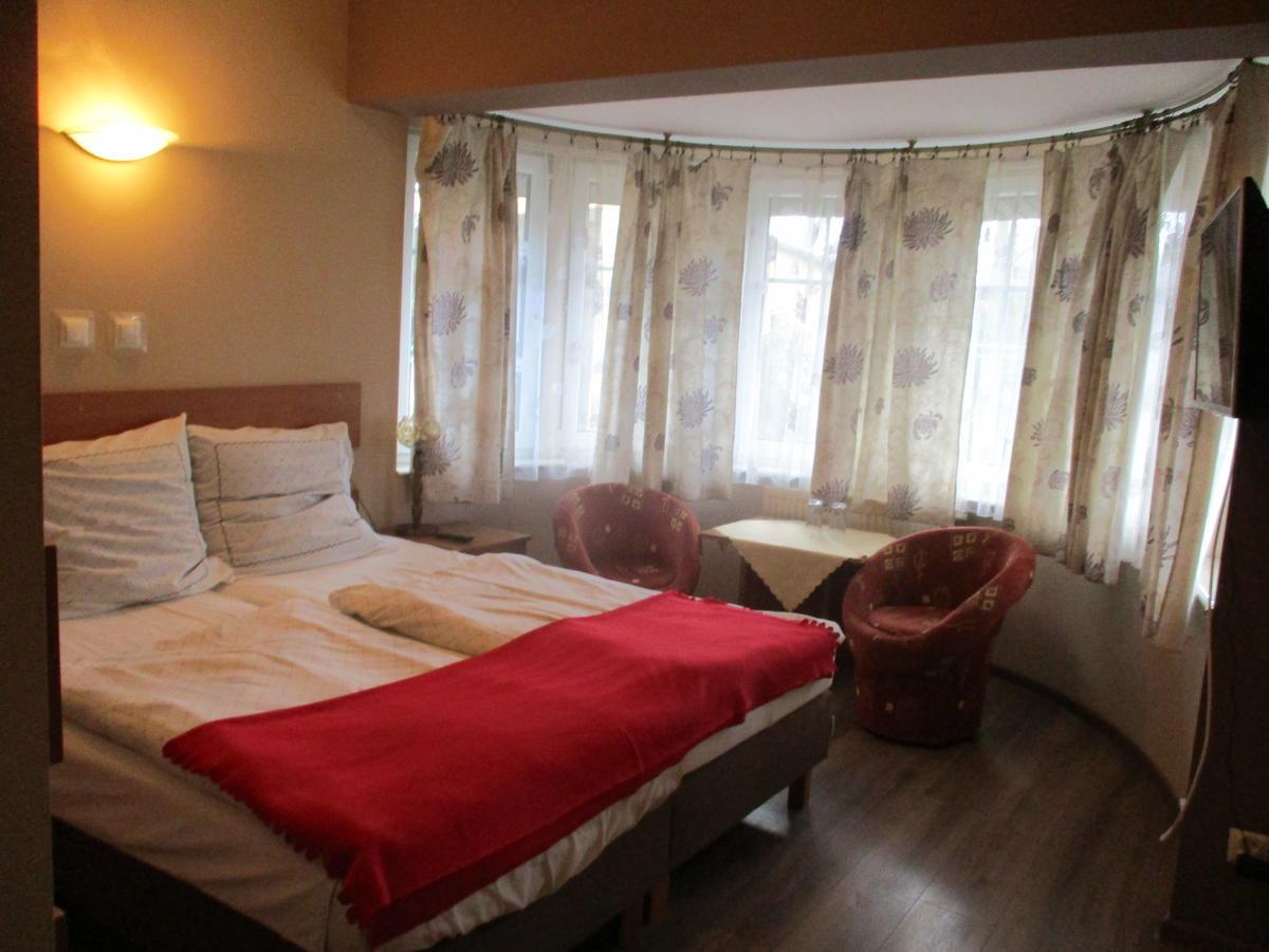 Hotel Pod Platanami Trzebnica Esterno foto