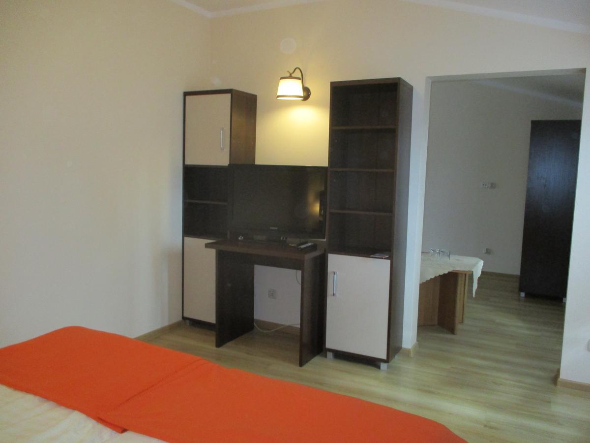 Hotel Pod Platanami Trzebnica Esterno foto